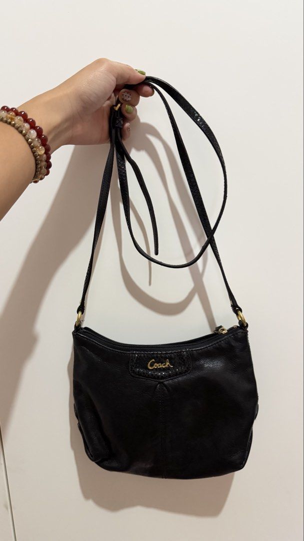 Vintage Coach Black Leather Shoulder Bag (Category: Luxury Bags & Wallets) located in Limay. Submitted by nimfalorraine (Listing ID 1460138067, Image 1). Description: Coach black leather shoulder bag with textured logo panel and snake-textured adjustable strap. Zipper closure. Perfect for daily use. Message me for the issue.