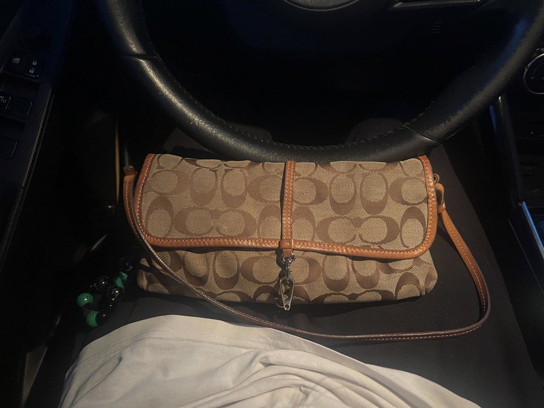 Vintage coach hampton clip signature (Category: Luxury Bags & Wallets) located in Davao. Submitted by amstene (Listing ID 1460206212, Image 2). Description: .