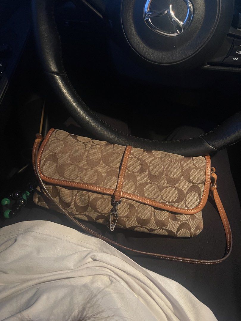 Vintage coach hampton clip signature (Category: Luxury Bags & Wallets) located in Davao. Submitted by amstene (Listing ID 1460206212, Image 1). Description: .