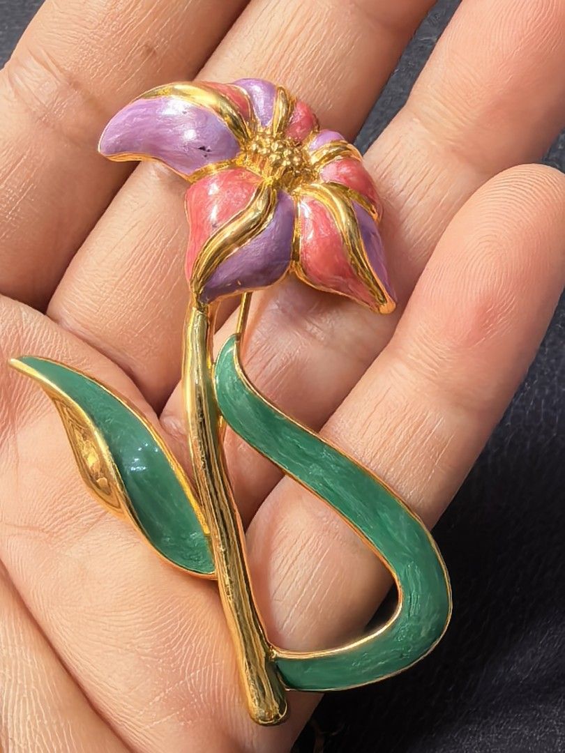 Vintage enamel brooch flower (Category: Brooches) located in Tuguegarao City. Submitted by zenphoenix-7ad615 (Listing ID 1460148013, Image 1). Description: Super pretty in actual.