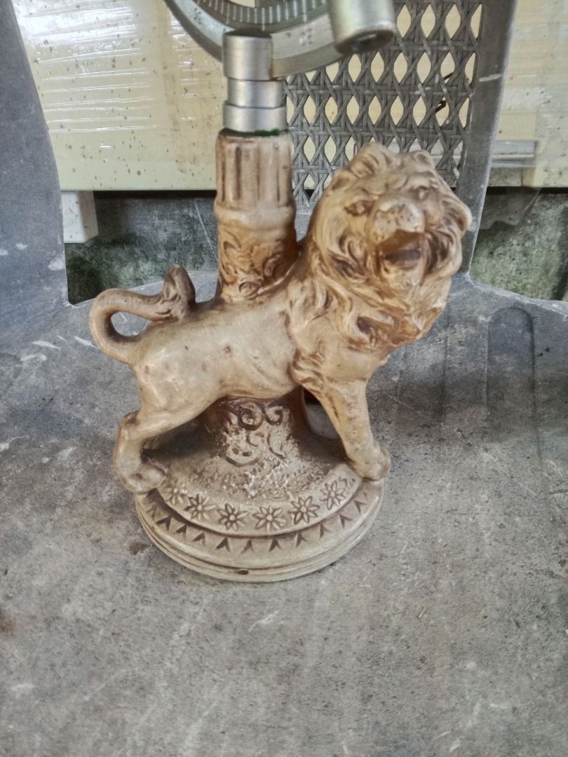 Vintage Globe with Lion Stand (Category: Vintage Collectibles) located in Bulacan. Submitted by vhienice1130 (Listing ID 1460254158, Image 3). Description: - Unique vintage globe with a detailed lion base. - Displays continents and oceans. - Globe spins on its axis. - Perfect decorative piece for a study or display area. - Approximate height: [insert height here]..