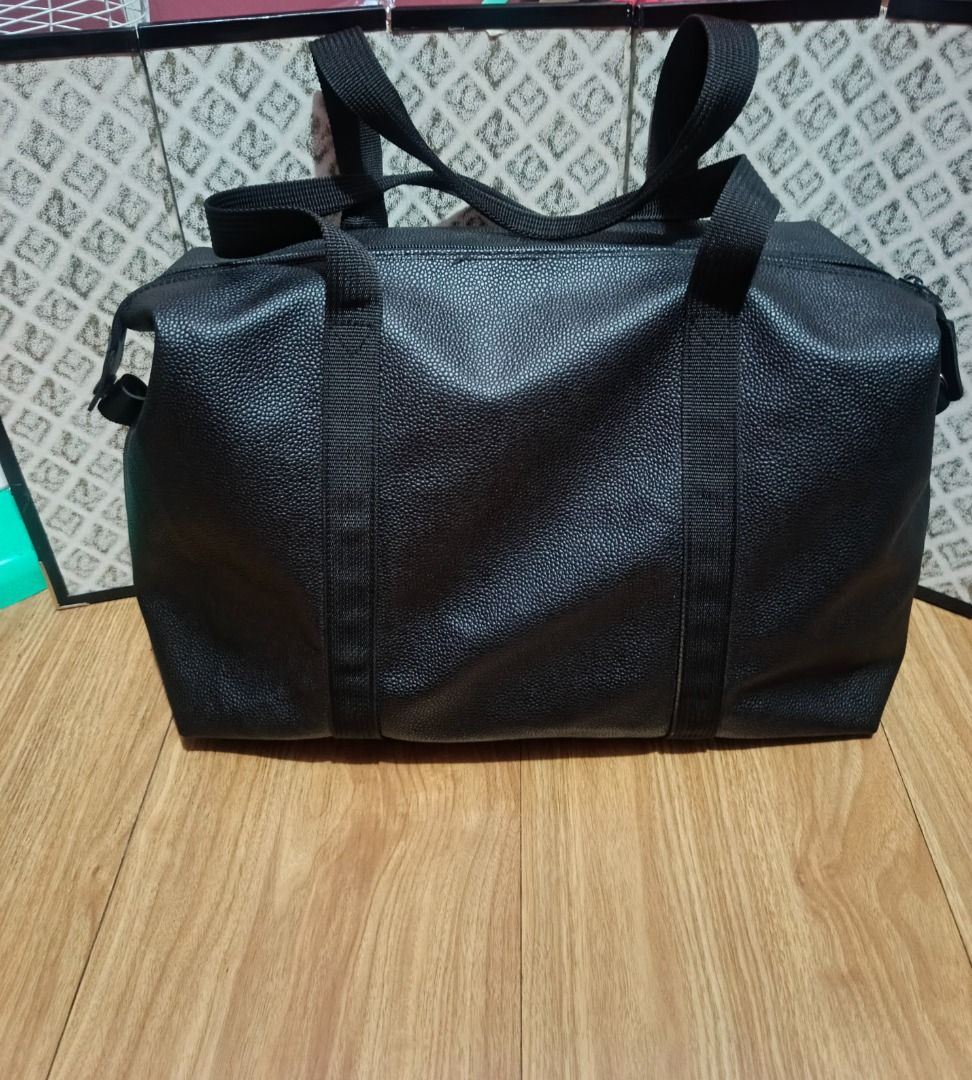 Vintage Jack Nicklaus Pebbled Duffel Bag (Black) (Category: Shoulder Bags) located in Makati City. Submitted by nyxhemera26 (Listing ID 1460158284, Image 3). Description: Vintage Jack Nicklaus Pebbled Duffel Bag (Black) Classic Jack Nicklaus weekend travel bag featuring a sleek black pebbled faux-leather exterior and the iconic cursive signature logo. Priced low for a fast, hassle-free sale. Excellent value for a roomy gym, golf, or airline carry