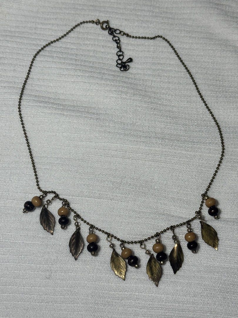 Vintage leaf necklace (Category: Necklaces) located in Ligao. Submitted by veetrinkets (Listing ID 1460256046, Image 1). Description: -up to 18 inches -spring ring clasp -copper chain and copper leaves.
