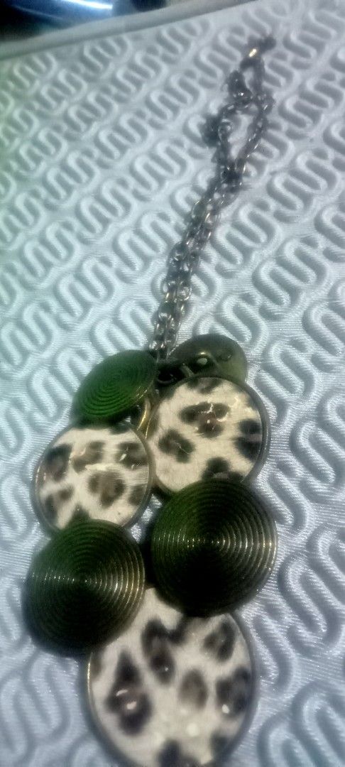 Vintage necklace accessory (Category: Vintage Collectibles) located in Paranaque City. Submitted by dimaguilaa94969 (Listing ID 1460255819, Image 3). Description: pm if int 5pcs 09260966619 .