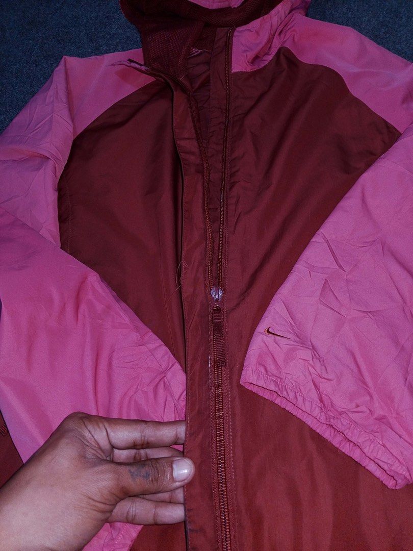 VINTAGE NIKE PARKA JACKET (Category: Coats, Jackets and Outerwear) located in Manila. Submitted by secondarygarments (Listing ID 1460293755, Image 2). Description: VINTAGE NIKE “2tone” PARKA JACKET DETAILS: - Size Large on-tag - 24.5 Width - 27 Length - No Issue - 10/10 Colorrate - As-new Condition.