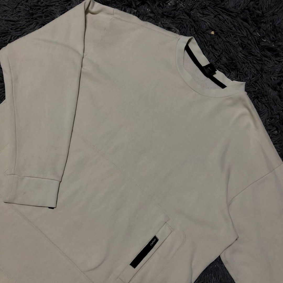Vintage Nike Sweatshirt (Category: Activewear) located in Camiling. Submitted by thriftscape2024 (Listing ID 1460184468, Image 1). Description: Excellent Condition Color rate: 9/10 Issue: 1 pinhole, need wash Dimes: W24xL27.