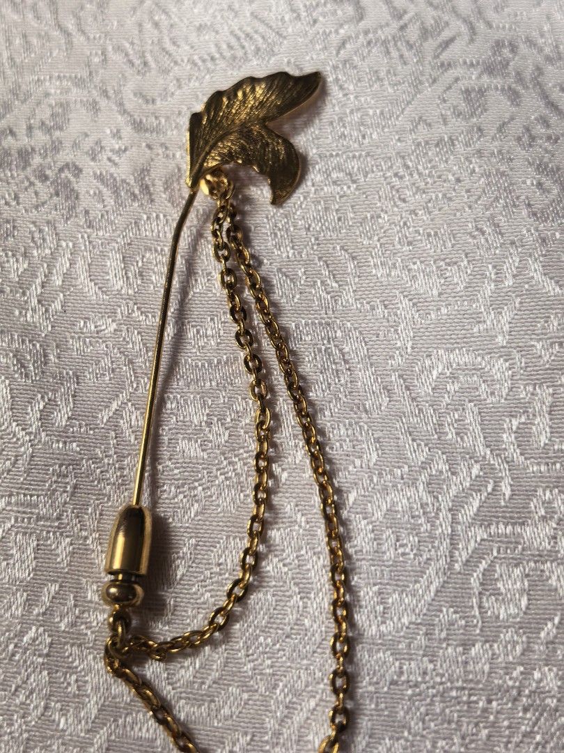 Vintage scarf pin leave design (Category: Brooches) located in Tuguegarao City. Submitted by zenphoenix-7ad615 (Listing ID 1460157893, Image 2). Description: Still in gold color.