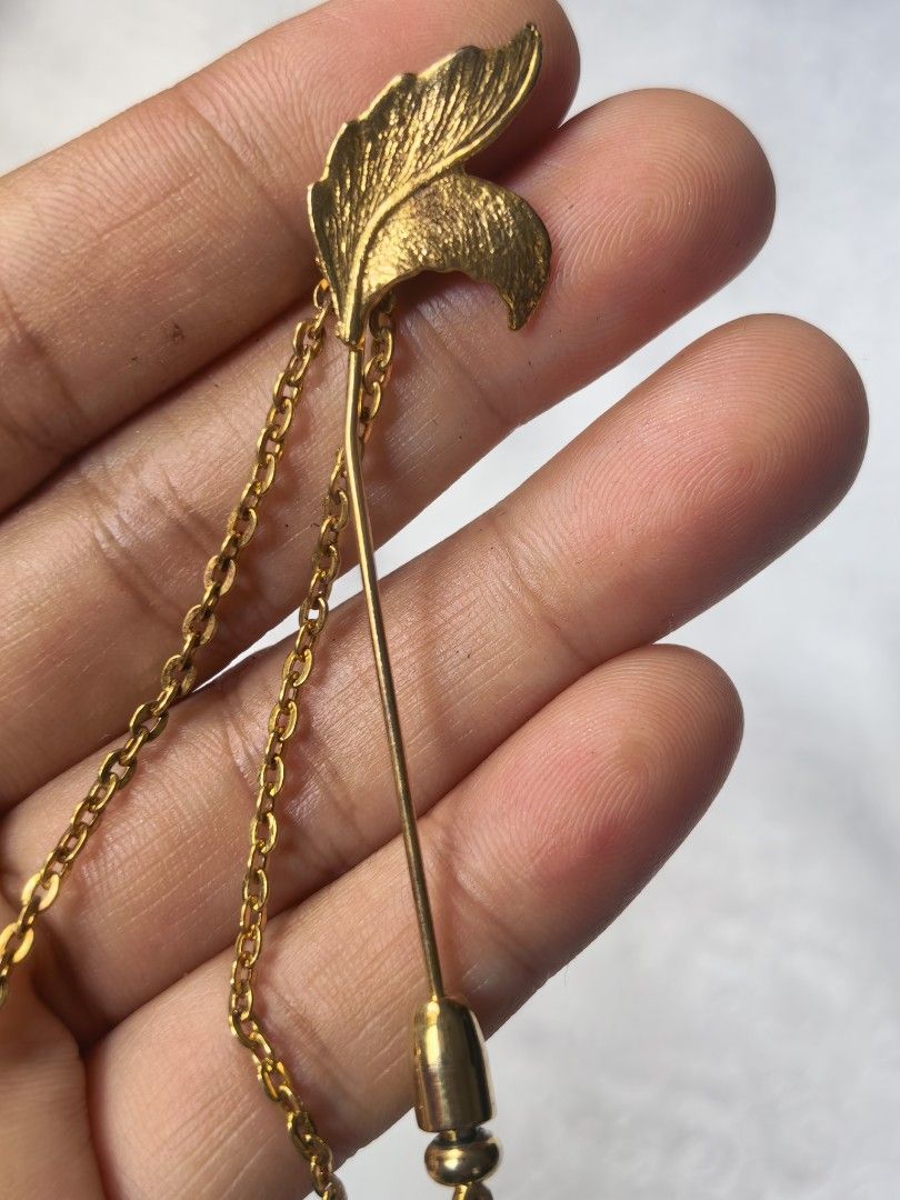Vintage scarf pin leave design (Category: Brooches) located in Tuguegarao City. Submitted by zenphoenix-7ad615 (Listing ID 1460157893, Image 3). Description: Still in gold color.