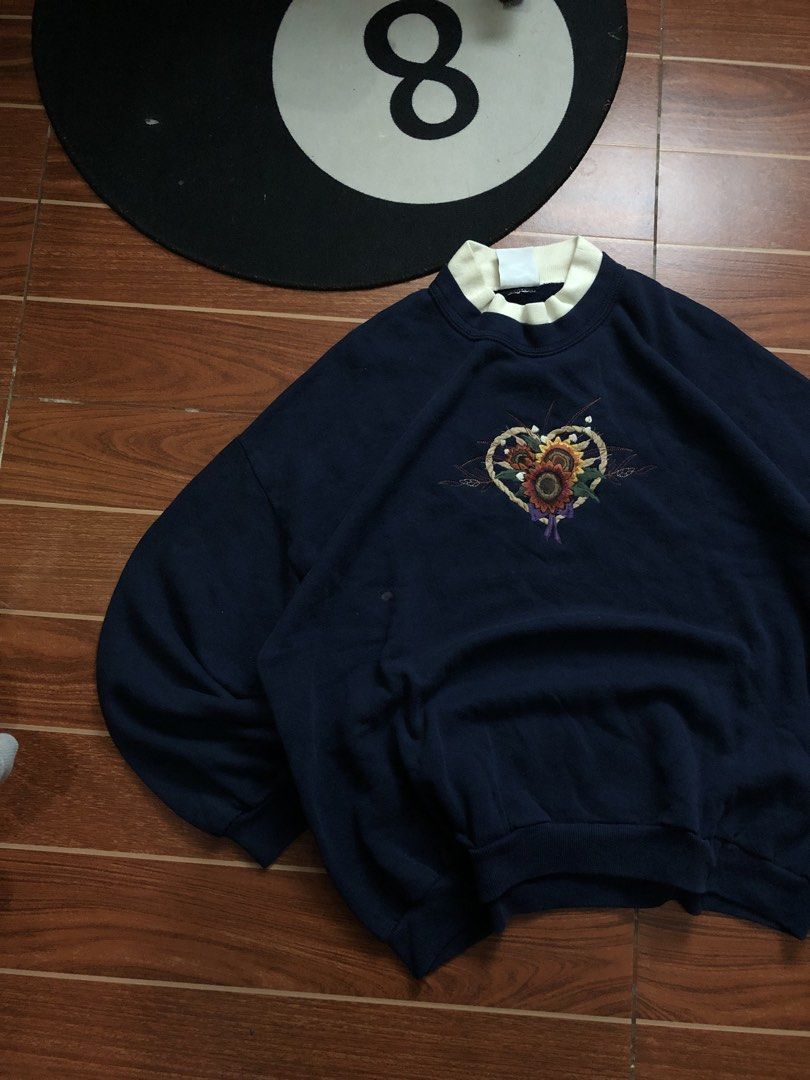 VINTAGE SWEATER BOXY (Category: Coats, Jackets and Outerwear) located in Cavite. Submitted by secondhandco.archive552 (Listing ID 1460277781, Image 3). Description: VINTAGE EMBROIDED BOXY 📌W(23) L(24) 📌ISSUE: N/A 📌COLOR RATE: 9.9/10 📌CONDITION: 9.9/10 .
