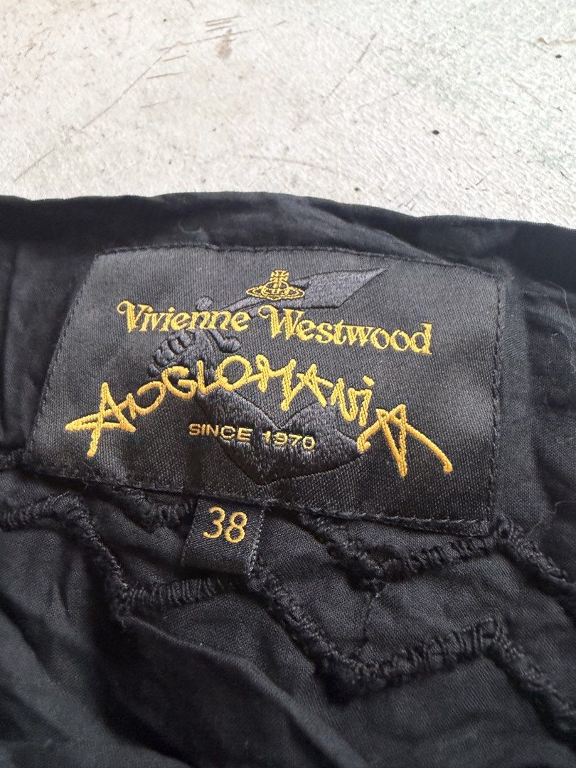 Vivienne Westwood (Category: Sleeveless) located in Quezon City. Submitted by macleen17 (Listing ID 1460239770, Image 3). Description: Vivienne Westwood Excellent Condition Size 38 Black color Embroidery design .