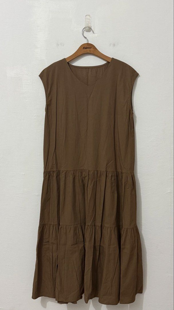 V-neckline tiered midi dress (Category: Dresses) located in Cordova. Submitted by thedecluterrer (Listing ID 1460158528, Image 2). Description: .