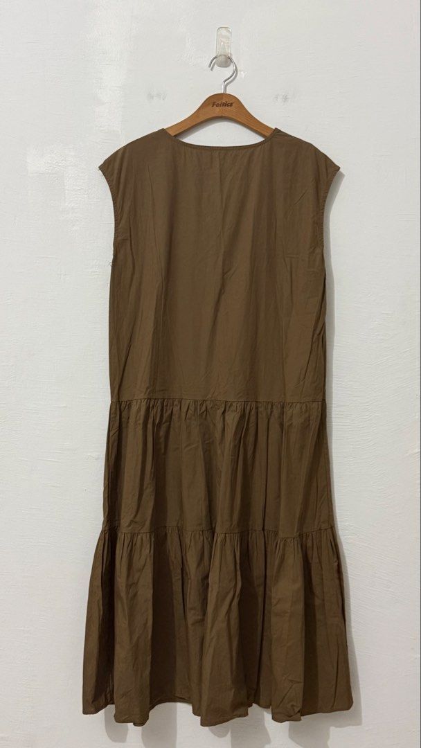 V-neckline tiered midi dress (Category: Dresses) located in Cordova. Submitted by thedecluterrer (Listing ID 1460158528, Image 3). Description: .