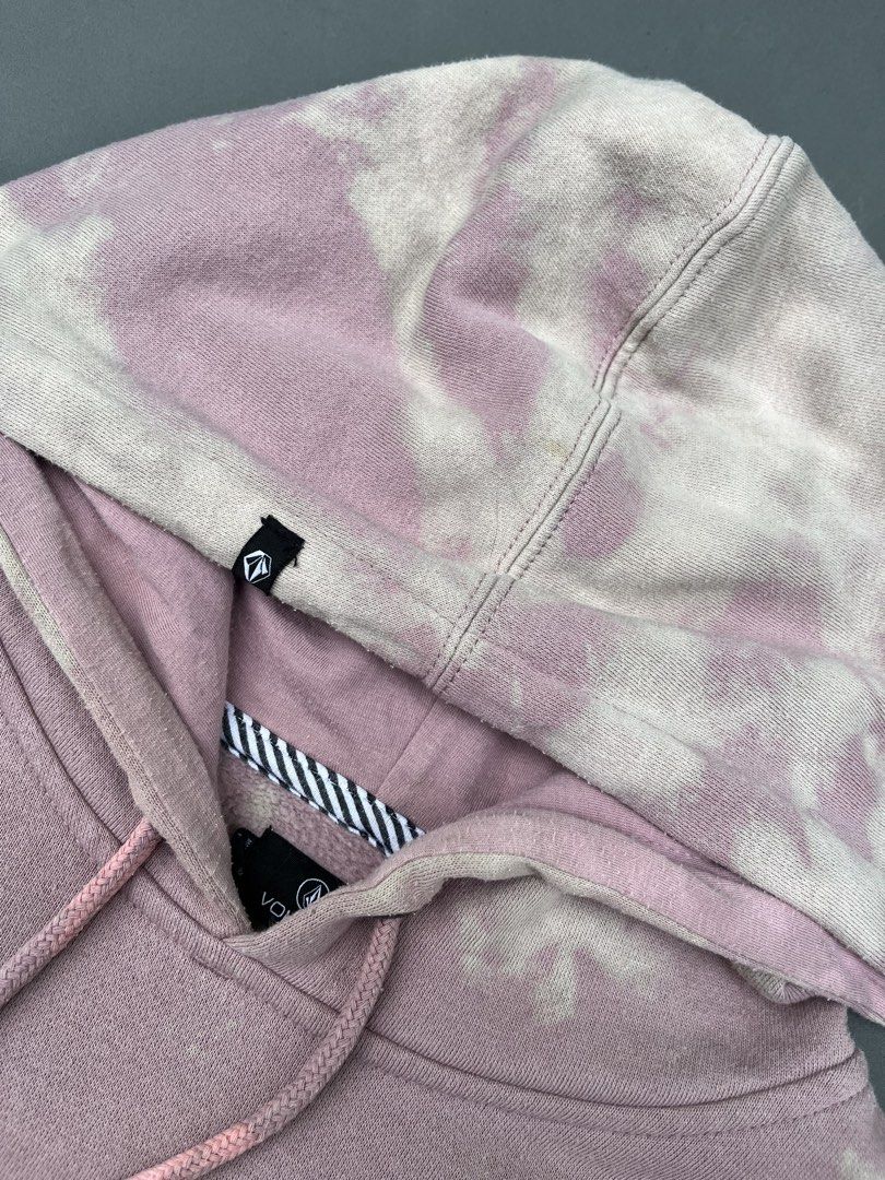 Volcom Hoodie Pink Floral (Category: Hoodies) located in Quezon City. Submitted by kentstuff (Listing ID 1460159112, Image 3). Description: Volcom Hoodie Pink Floral Size M On Tag Shoulder-Hem : 26” Pit-Pit : 19” Condition: Excellent CR: 9/10 Flaws: self tie dye Needwash DISCLAIMER: This is a thrifted item. All brands, logos, and trademarks belong to their rightful owners. We’re here to rehome great pieces — no brand affiliation intended..
