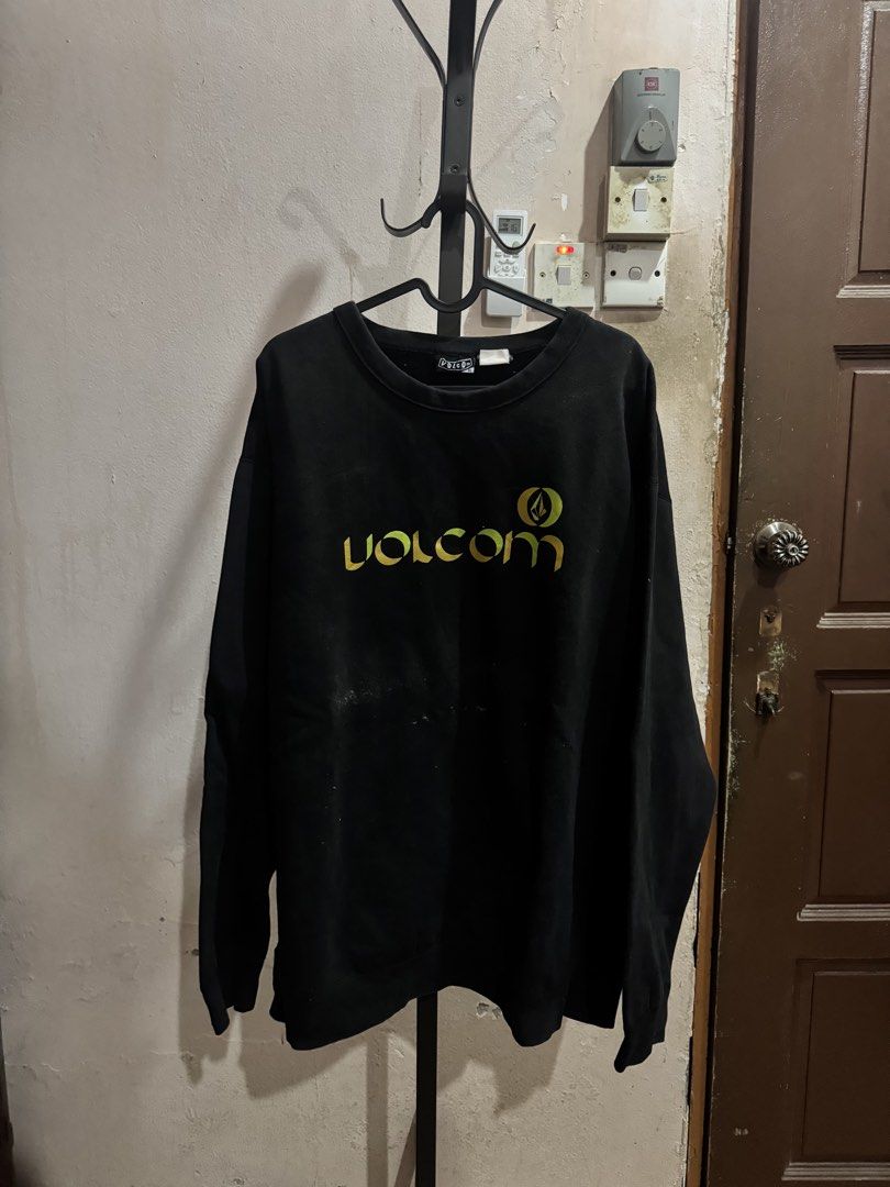 Volcom Sweatshirt (Category: Tshirts & Polo Shirts) located in Kuala Lumpur. Submitted by shairulshah (Listing ID 1460142607, Image 1). Description: Volcom Sweatshirt Nak clear wardrobe Negotiable Apa apa Pm je 👍🏻.