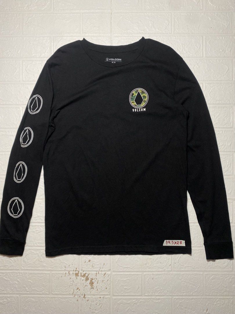 VOLCOM SWEATSHIRT (Category: Formal Shirts) located in Tagbilaran City. Submitted by we_thrift (Listing ID 1460198285, Image 1). Description: Small on tag Width:19.5 Length:28.