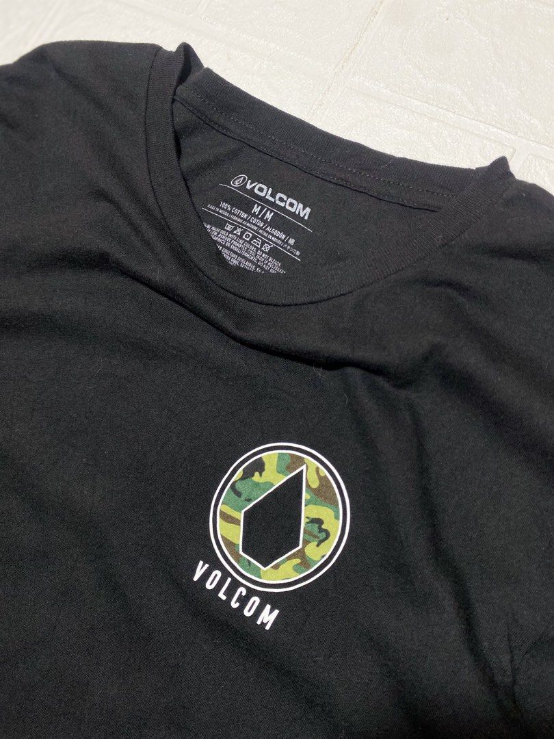 VOLCOM SWEATSHIRT (Category: Formal Shirts) located in Tagbilaran City. Submitted by we_thrift (Listing ID 1460198285, Image 2). Description: Small on tag Width:19.5 Length:28.