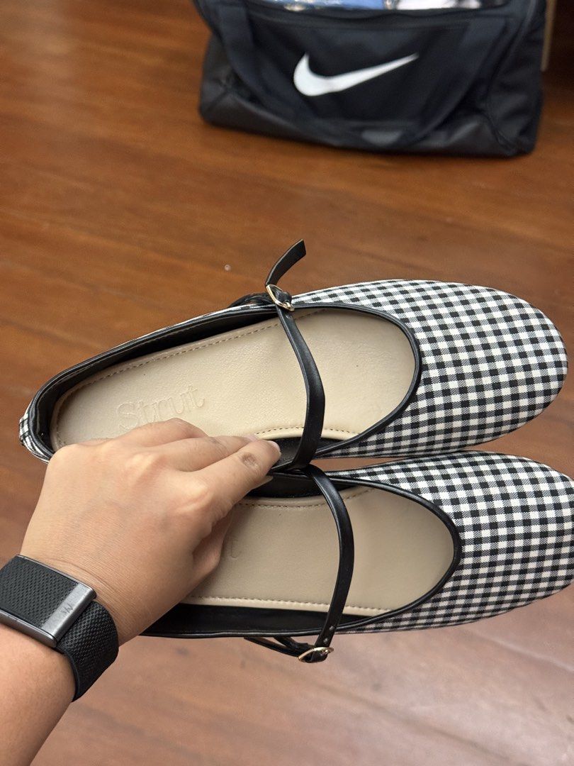 Wear Strut Worn Once (Category: Flats & Sandals) located in Quezon City. Submitted by kaylanocum (Listing ID 1460276469, Image 3). Description: love this pair sm but too big on me! worn once to laufey concert the day i got it! .