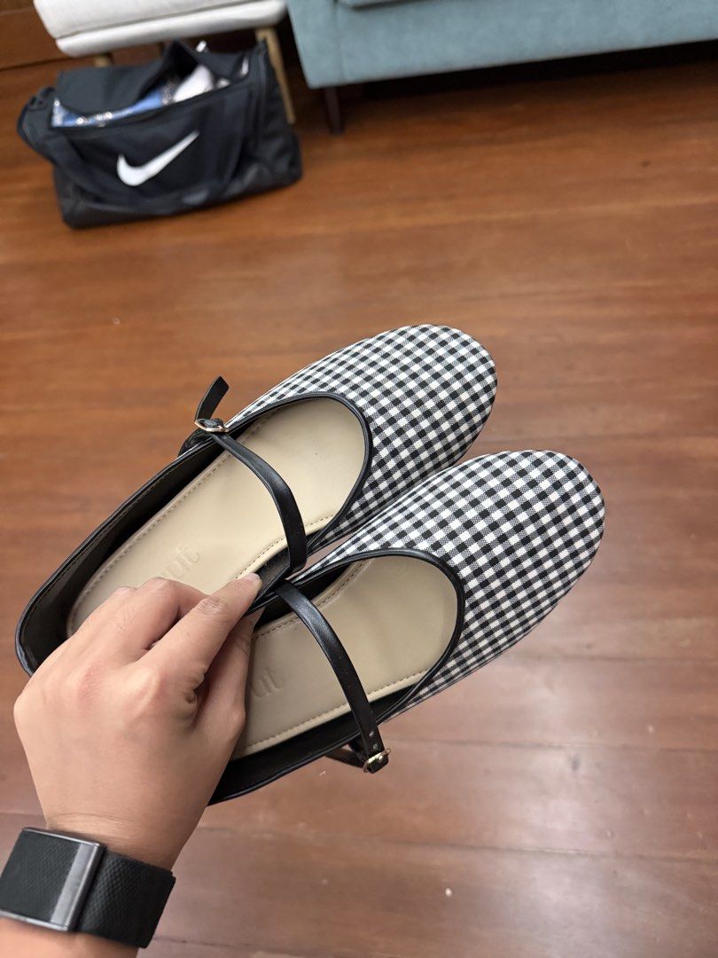 Wear Strut Worn Once (Category: Flats & Sandals) located in Quezon City. Submitted by kaylanocum (Listing ID 1460276469, Image 1). Description: love this pair sm but too big on me! worn once to laufey concert the day i got it! .