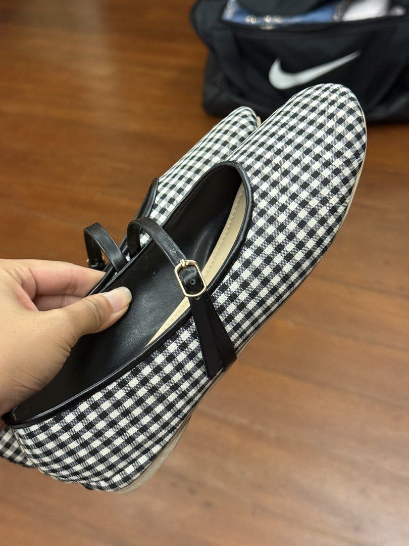 Wear Strut Worn Once (Category: Flats & Sandals) located in Quezon City. Submitted by kaylanocum (Listing ID 1460276469, Image 2). Description: love this pair sm but too big on me! worn once to laufey concert the day i got it! .