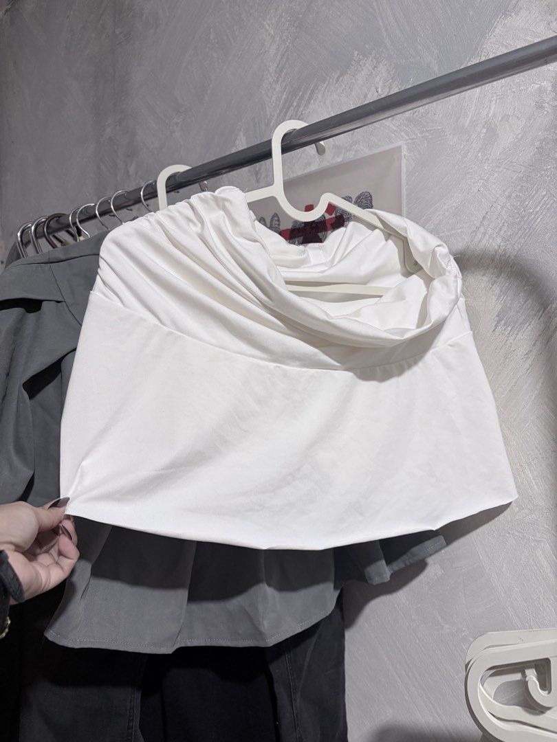 White Drape Neck Top (Category: Blouses) located in San Jose del Monte. Submitted by pmarcos72714535 (Listing ID 1460121021, Image 1). Description: - White top - Draped neckline - Estimated size: Medium - Soft and stretchy fabric - Great for layering or wearing on its own - Easy to style with jeans or skirts Fits medium to large Size 27-28 Loc: Sun valley paranaque.