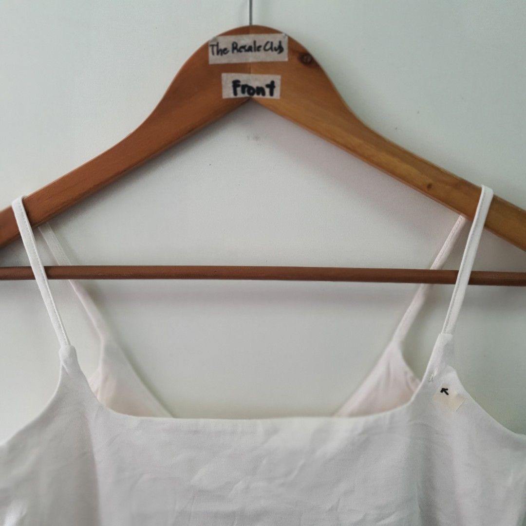 White Guess Crop Top Spaghetti Strap Square Neck (Category: Sleeveless) located in Tarlac. Submitted by resaleclub (Listing ID 1460279853, Image 2). Description: - White Guess crop top - Spaghetti straps - Square neckline - Approx. measurements: 14 inches wide, 18 inches long - Brand new with original tag attached - Perfect staple piece for any wardrobe - please check photos for flaws with stain & mending Bawal po sa maselan.