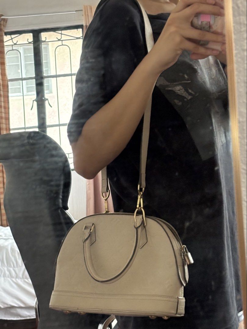 white louis vuitton purse with shoulder strap handle bag statement shoulder bag (Category: Purses & Pouches) located in Las Pinas. Submitted by piarre (Listing ID 1460148074, Image 2). Description: ~ rfs: i dont use it ~ on-hand ~ shipping shall be shouldered by buyer!(j&t shipping is usually for ₱65 only) ~ mop: gcash, paymaya, bpi bank transfer, paypal ~ can create a bundle with other items i sell just send me an offer! ~ feel free to msg me fo
