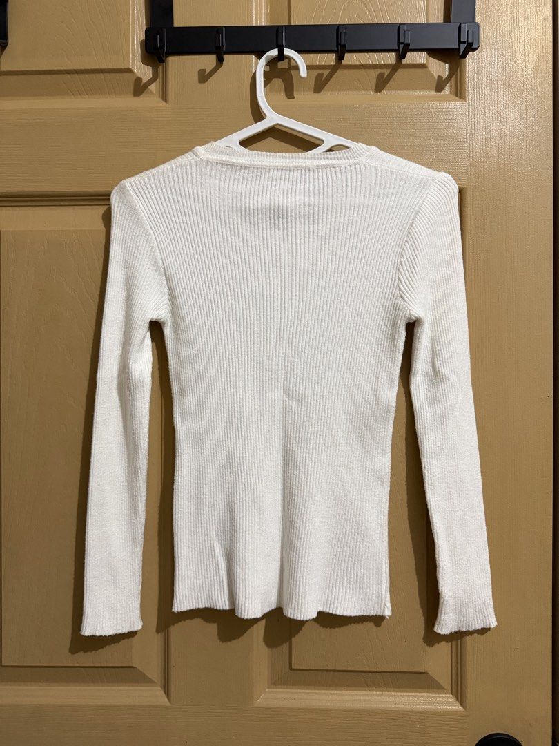White Ribbed Long Sleeve Top (Category: Longsleeves) located in Manila. Submitted by chavirly (Listing ID 1460187929, Image 2). Description: - Basic white ribbed long-sleeved top - Features a classic crew neck - Trendy lettuce hem detail on sleeves and bottom - Made with stretchy material for comfort - Versatile for layering or wearing solo - Ideal for everyday casual outfits.