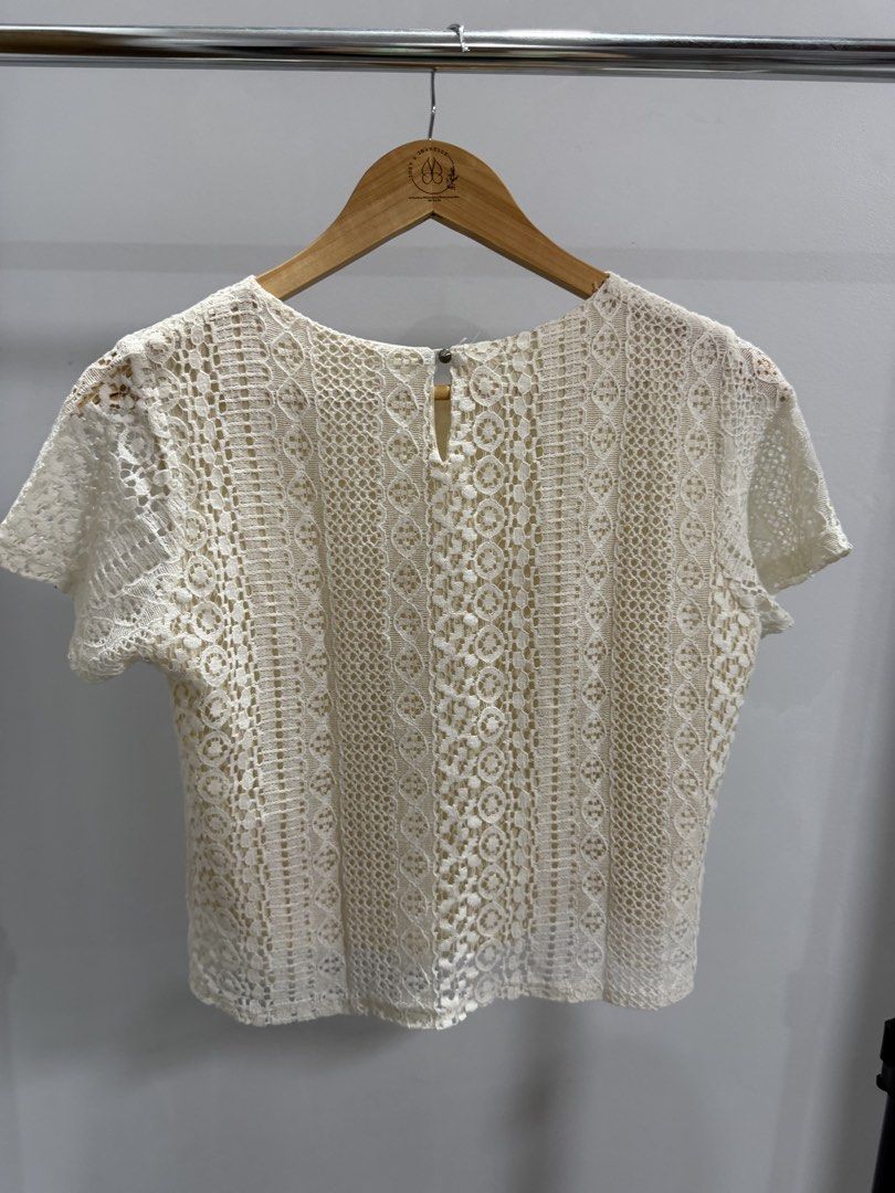 White short-sleeve lace top (Category: Blouses) located in Taguig. Submitted by dyaaanel (Listing ID 1460238096, Image 2). Description: 🤍 White Short-Sleeve Lace Top ✨ Selling Price: ₱100 👗 Size: Small 🤍 Color: White 🏷️ Condition: Good condition ✨ Short-sleeve lace design ✨ Simple and easy to pair with jeans, skirts, or shorts 📸 Actual photos for reference. RFS: Decluttering unused and slightly used clothes Disclaimer: this item is pre-loved