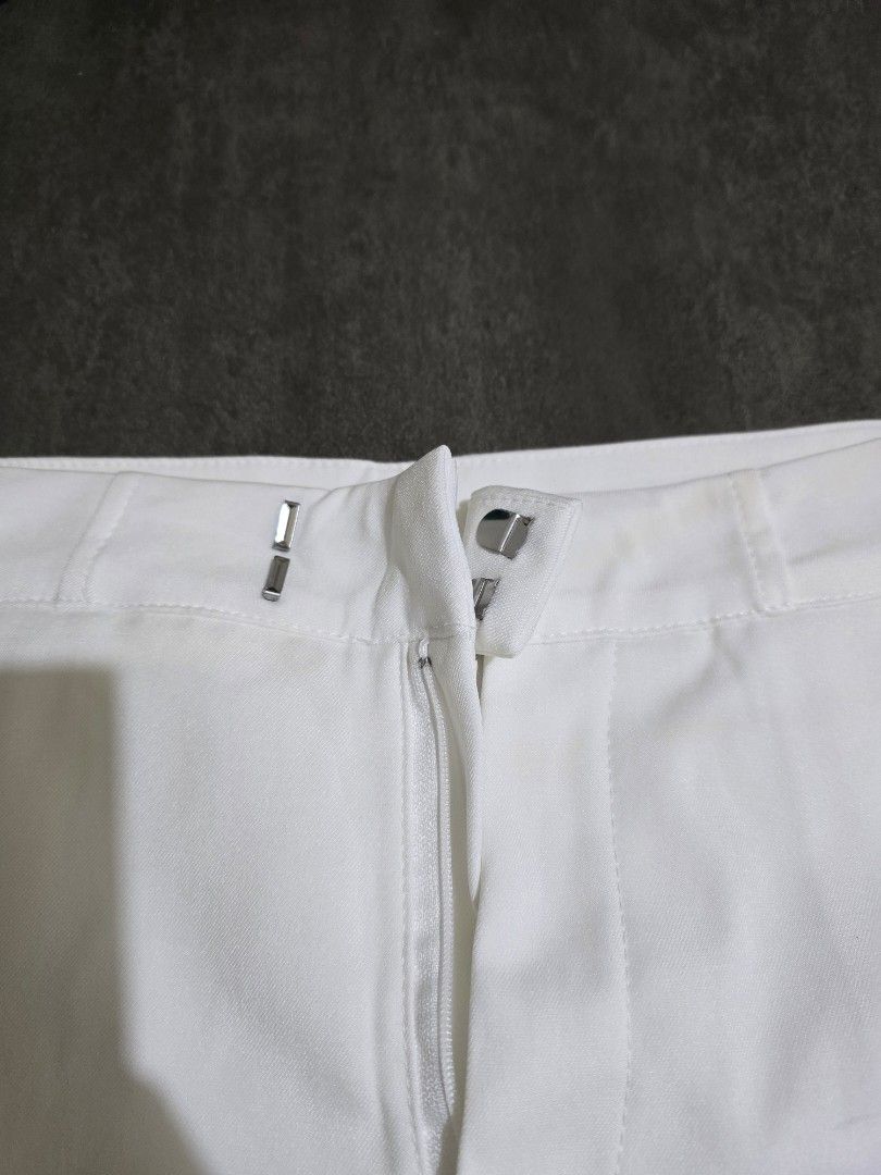 White Tailored Shorts (Category: Shorts) located in Tanjay. Submitted by banannabeth (Listing ID 1460261534, Image 3). Description: Used once only 🚚 MOP: GCash or Gotyme Courier: J&T.