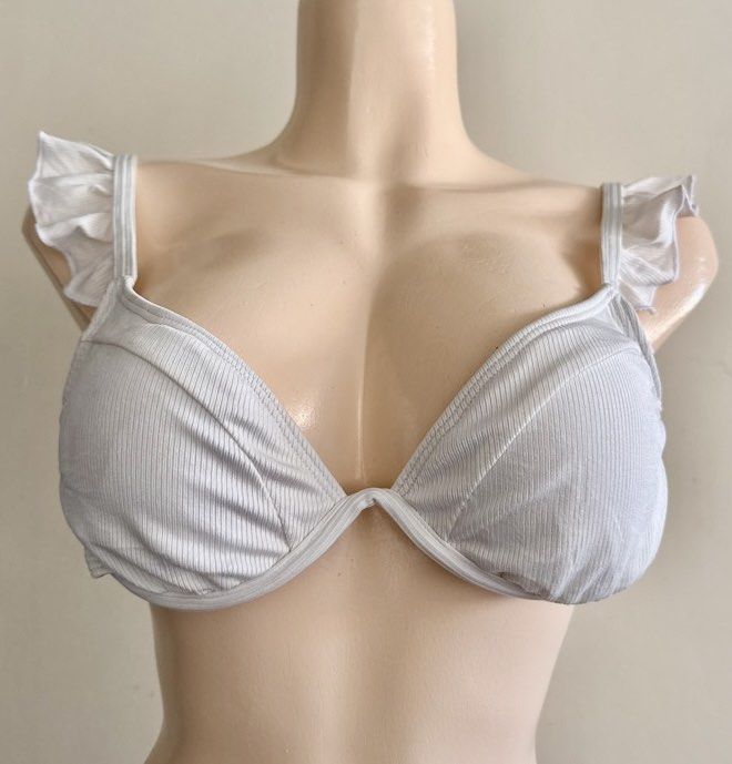 white underwire padded swimtop S 32/34 (Category: Bikinis & Swimsuits) located in San Jose. Submitted by 99ners (Listing ID 1460179250, Image 1). Description: .