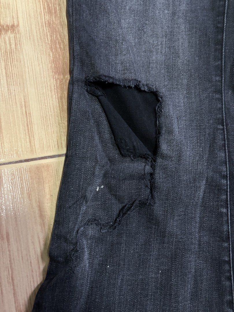 Flared tattered pants (Category: Jeans) located in Quezon City. Submitted by venice011 (Listing ID 1460185645, Image 2). Description: [Used once] W: 26-27 in. L: 40 in..