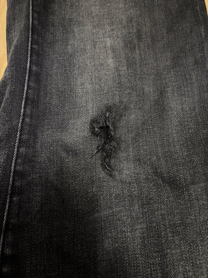 Flared tattered pants (Category: Jeans) located in Quezon City. Submitted by venice011 (Listing ID 1460185645, Image 3). Description: [Used once] W: 26-27 in. L: 40 in..