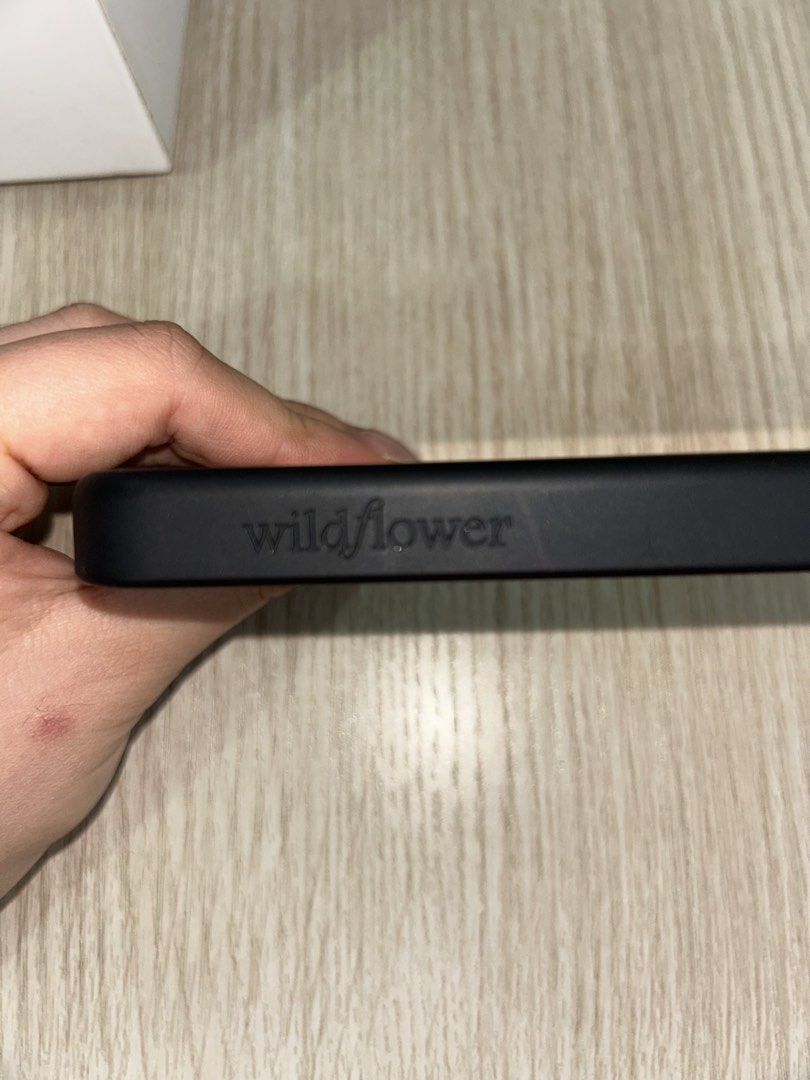 Wildflowers phone case iPhone 14 plus （分類：手機套及手機殻）位於 Hong Kong。 由 lmao0504 提交（商品編號 1460254462，圖片 3）。簡介： Only used for 3 months。