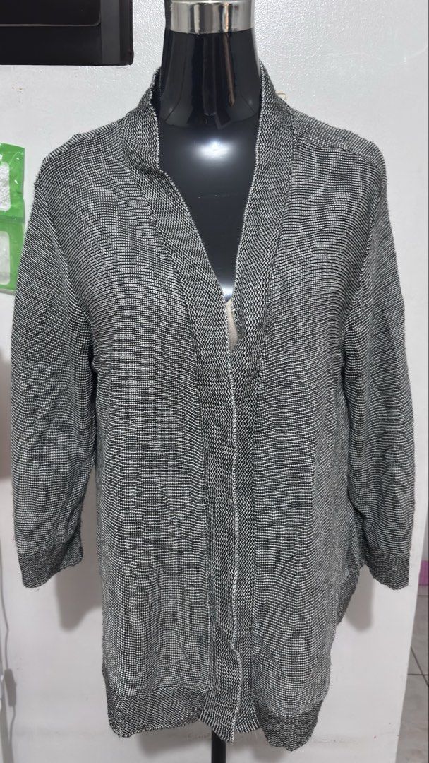 Women Blazer (Category: Coats, Jackets and Outerwear) located in Pasig City. Submitted by Atv26 (Listing ID 1460172570, Image 2). Description: Women Blazer Style Pang office, pang ginaw at pang gala Size: Bust width 20 inches Length 24 inches Color rate 10/10 .