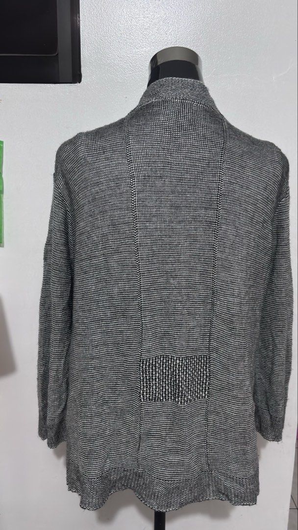 Women Blazer (Category: Coats, Jackets and Outerwear) located in Pasig City. Submitted by Atv26 (Listing ID 1460172570, Image 3). Description: Women Blazer Style Pang office, pang ginaw at pang gala Size: Bust width 20 inches Length 24 inches Color rate 10/10 .