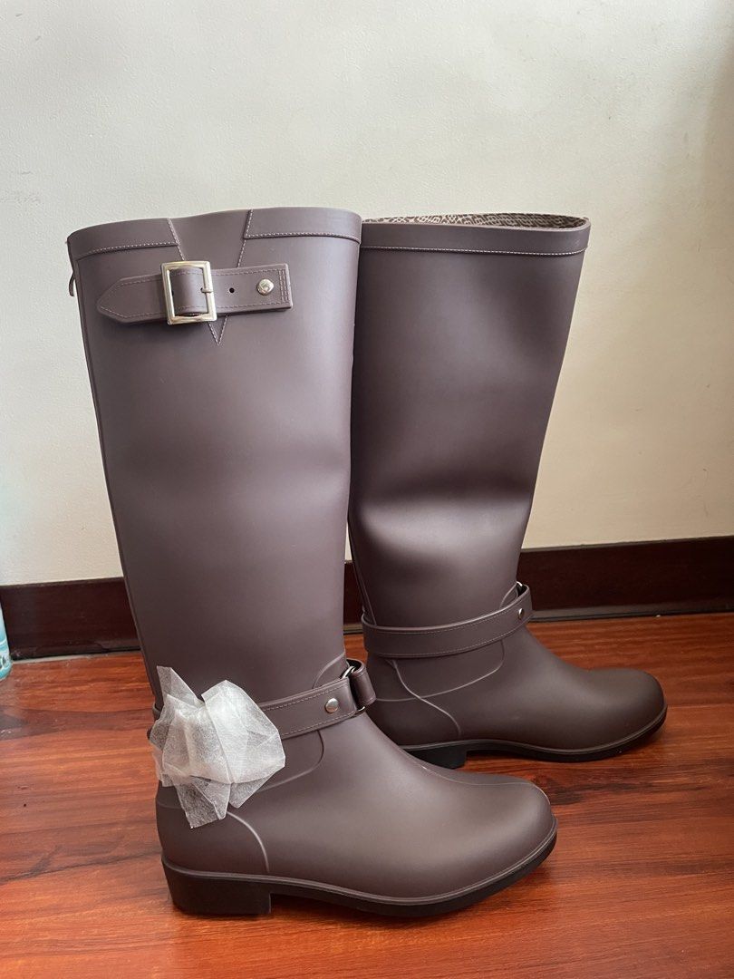 Women's high boots rubber waterproof (Category: Boots) located in Quezon City. Submitted by bitethegram (Listing ID 1460216535, Image 2). Description: RFS: Decluttering, never worn Size 38 on tag but fits 39 Back part has zipper Waterproof material.