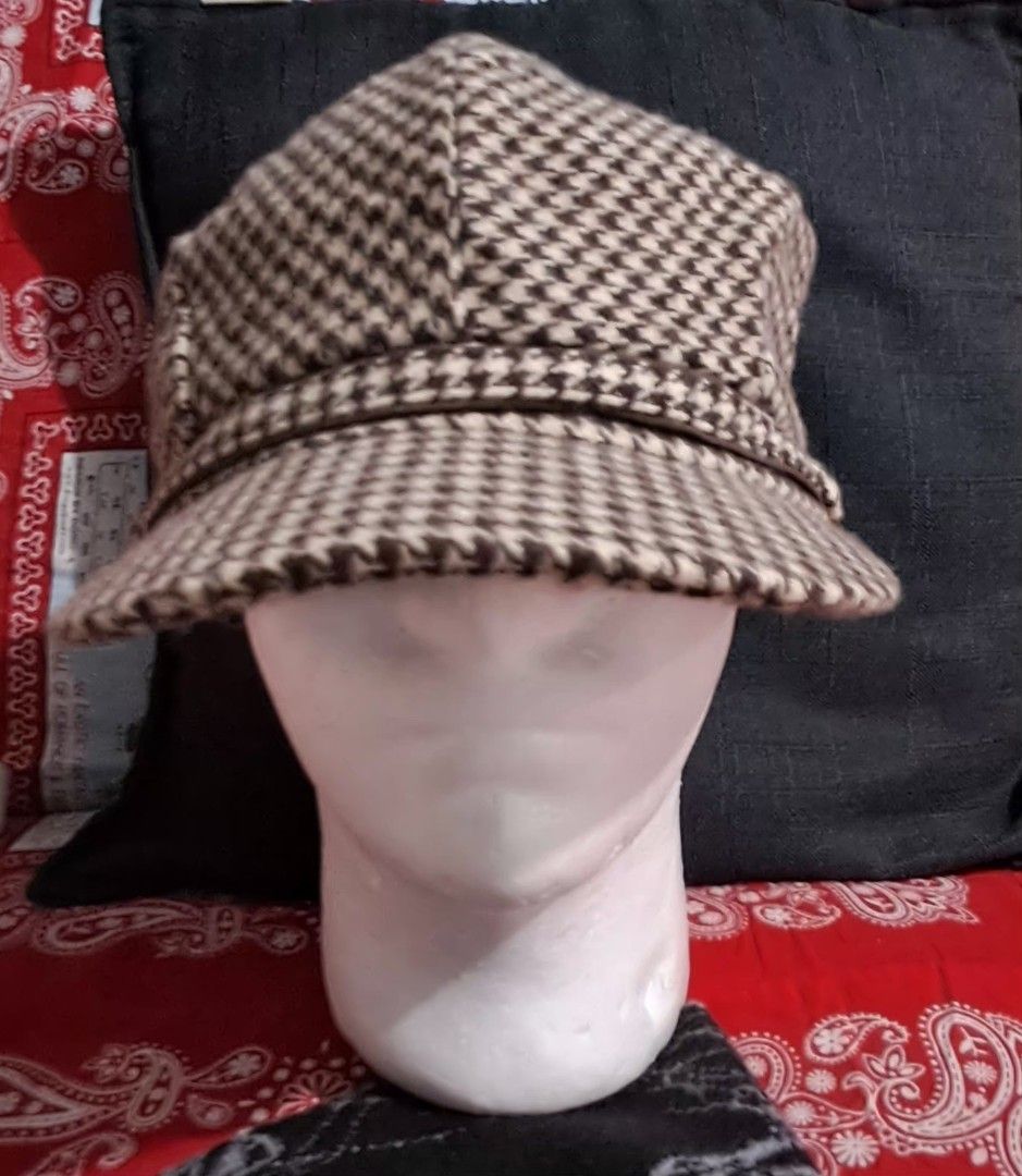Women's Houndstooth Baker boy Cap- Korea (Category: Hats & Beanies) located in Cavite. Submitted by jp477 (Listing ID 1460303495, Image 1). Description: Women's houndstooth baker boy hat featuring a short visor and a decorative band detail. Made in Korea 100% Polyester.