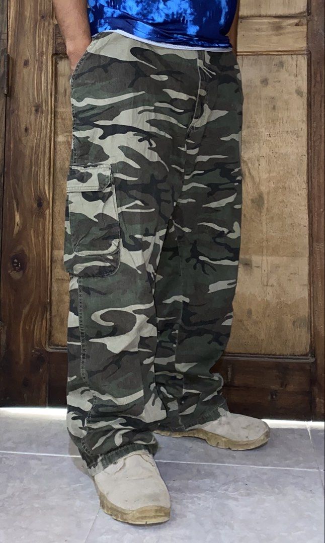 WRANGLER CAMOUFLAGE CARGO PANTS (Category: Trousers) located in Dumaguete. Submitted by gearhuntph (Listing ID 1460216224, Image 2). Description: WRANGLER CAMOUFLAGE CARGO PANTS SIZE 42 ACTUAL WAISTLINE 21 FIT TO SIZE 40-42 LENGTH 40 THIGH 15 LEG OPENING 9.5 EXCELLENT CONDITION UNLI VC/VOUCH FOR SAFETY TRANSACTIONS 1500.