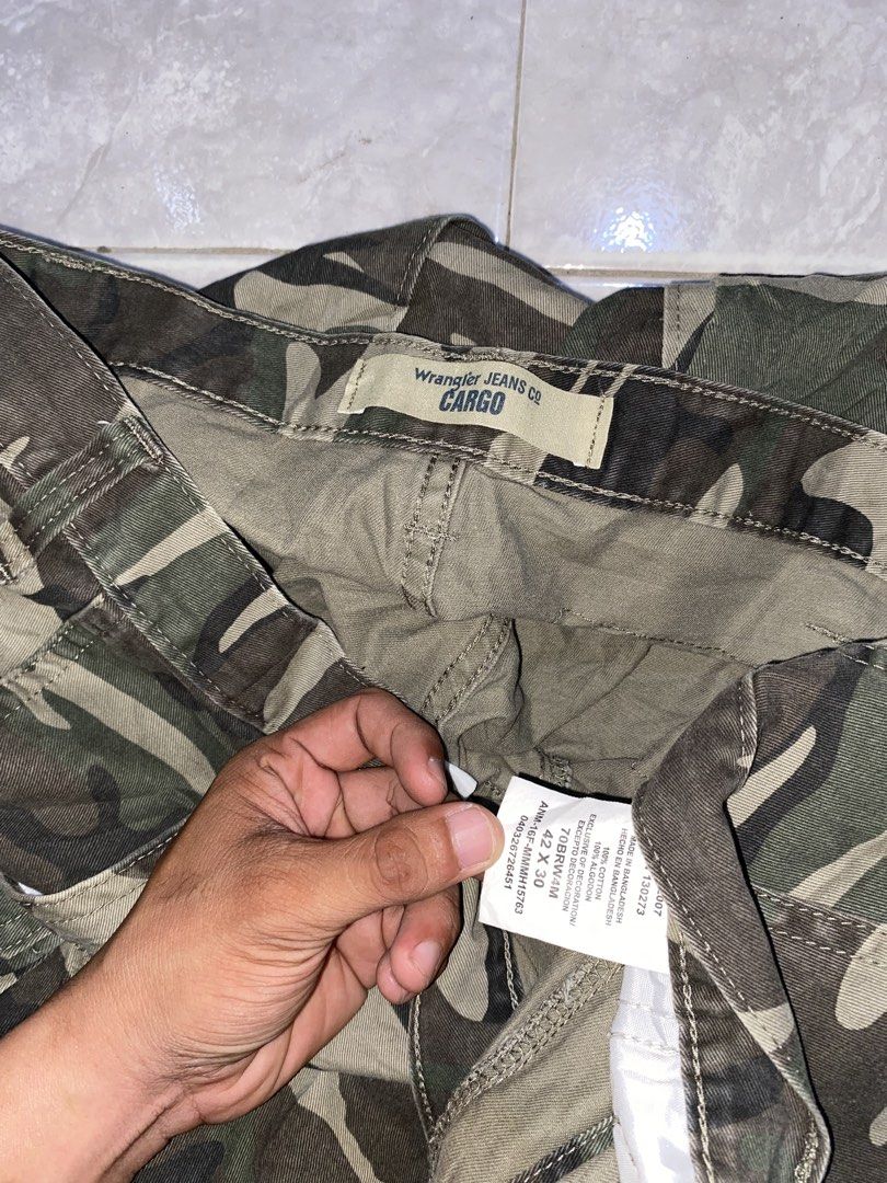WRANGLER CAMOUFLAGE CARGO PANTS (Category: Trousers) located in Dumaguete. Submitted by gearhuntph (Listing ID 1460216224, Image 3). Description: WRANGLER CAMOUFLAGE CARGO PANTS SIZE 42 ACTUAL WAISTLINE 21 FIT TO SIZE 40-42 LENGTH 40 THIGH 15 LEG OPENING 9.5 EXCELLENT CONDITION UNLI VC/VOUCH FOR SAFETY TRANSACTIONS 1500.