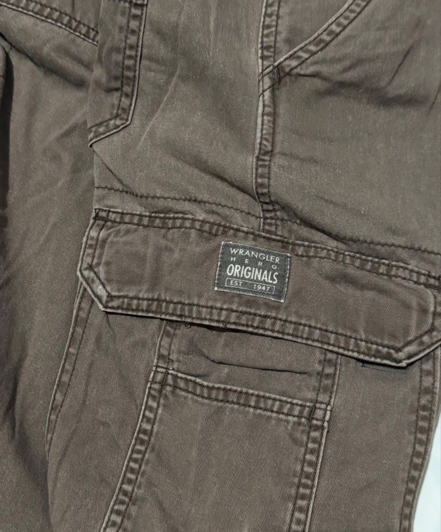 Wrangler jorts cargo (Category: Shorts) located in Las Pinas. Submitted by thrftmnl. (Listing ID 1460244262, Image 3). Description: Wrangler cargos shorts Choco brown Dimes Width: 36-38 Length: 22 Inseam: 9.5 Leg opening: 12.5 Issue/s: none .