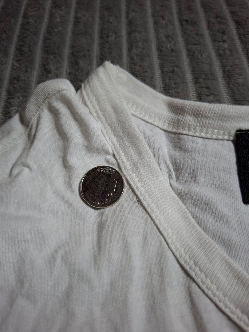 Y2K D&G Dolce&Gabbana X Elvis presely (Category: Formal Shirts) located in Esperanza. Submitted by ledgerthrift (Listing ID 1460120865, Image 3). Description: 20x30 excellent condition issue 1 pinhole the rest crispy condition.