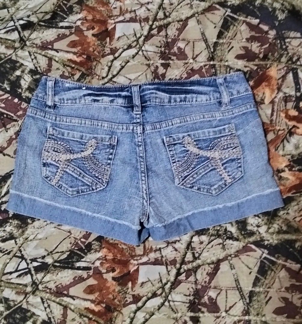Y2k low waist Mudd denim shorts (Category: Shorts) located in Santa Cruz. Submitted by chrysan_025 (Listing ID 1460247492, Image 2). Description: size via tape measure is 30-32".
