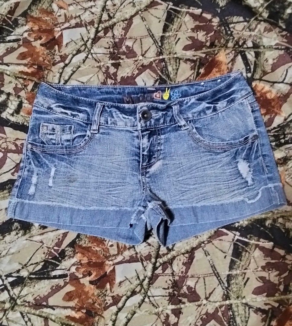 Y2k low waist Mudd denim shorts (Category: Shorts) located in Santa Cruz. Submitted by chrysan_025 (Listing ID 1460247492, Image 1). Description: size via tape measure is 30-32".