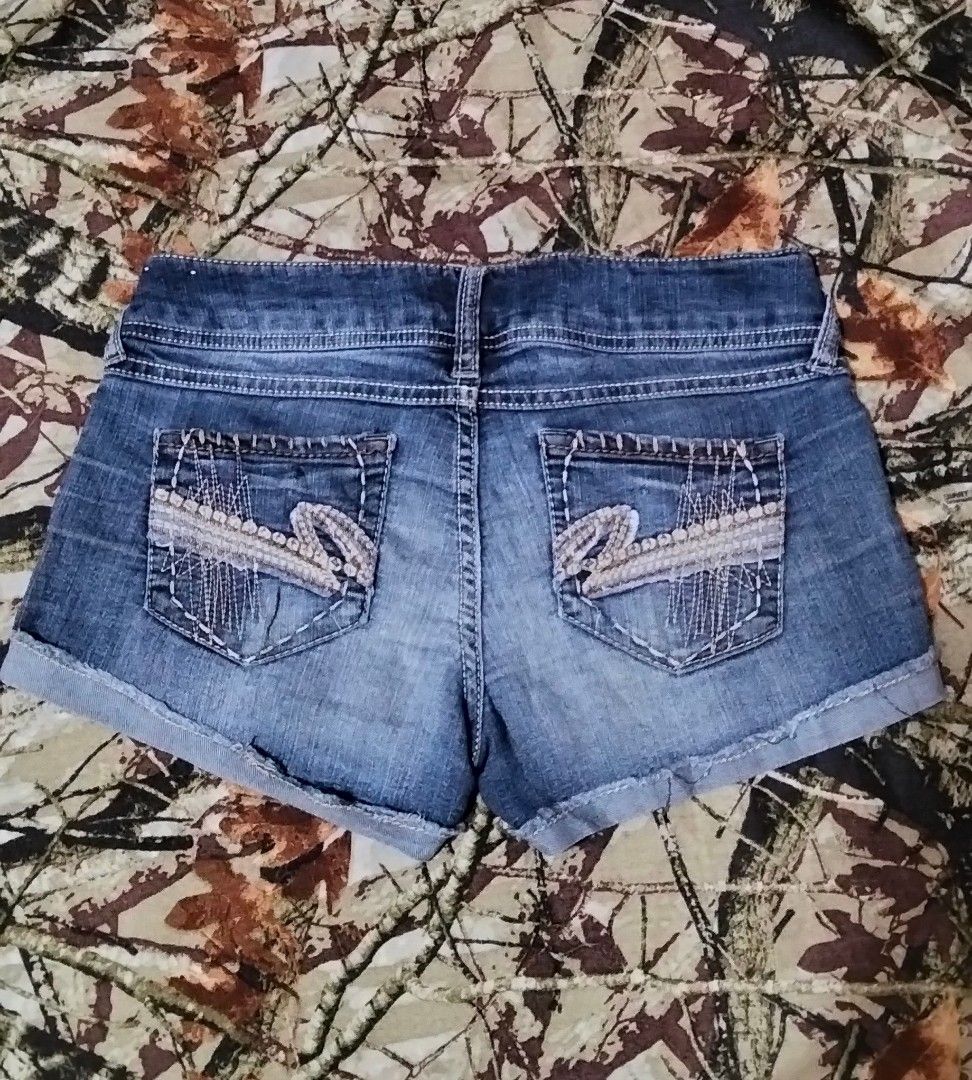 Y2k low waist mudd denim shorts (Category: Shorts) located in Santa Cruz. Submitted by chrysan_025 (Listing ID 1460247825, Image 2). Description: size via tape measure is 30-32 inches.