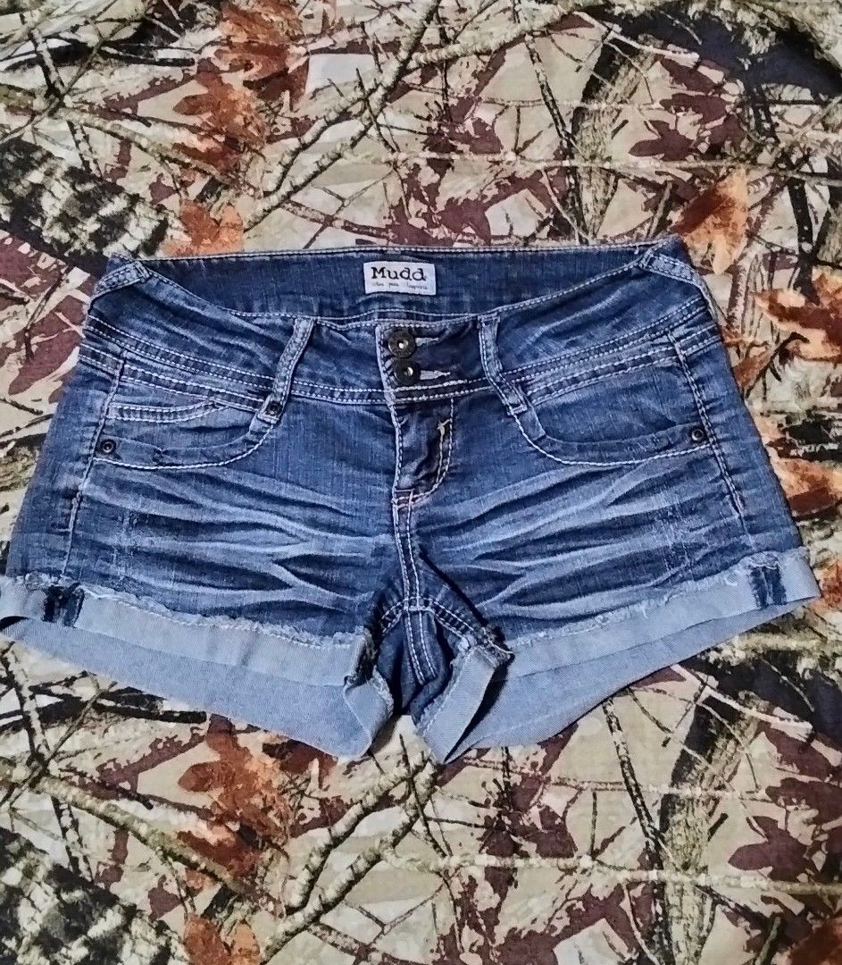 Y2k low waist mudd denim shorts (Category: Shorts) located in Santa Cruz. Submitted by chrysan_025 (Listing ID 1460247825, Image 1). Description: size via tape measure is 30-32 inches.