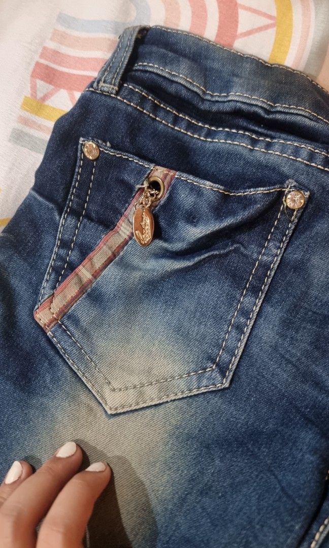 Y2K STYLE JEANS WAISTLINE 24 (Category: Jeans) located in Pasig City. Submitted by chaneltrinity (Listing ID 1460240154, Image 3). Description: below knees no issueee.