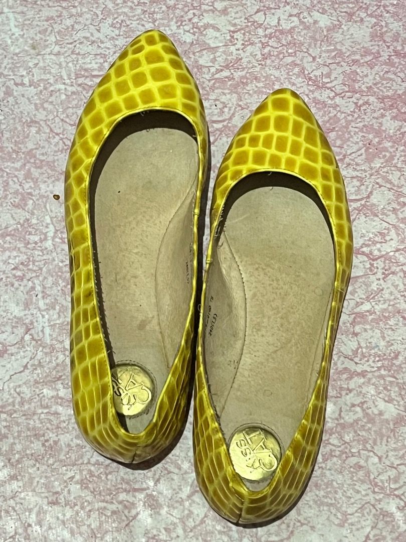 Yellow Crocodile Print Pointed Toe Flats (Category: Flats & Sandals) located in Santa Rosa. Submitted by rsxyen (Listing ID 1460276006, Image 1). Description: - Bright yellow flats - Cool crocodile print texture - Pointed toe design - Easy slip-on style - Brand logo on insole - Adds a pop of color to any outfit - Comfortable for everyday wear.