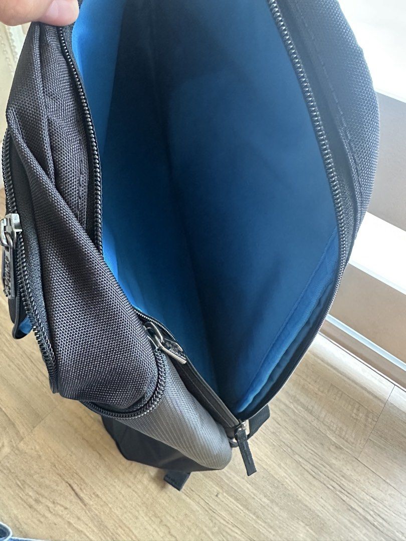 Yonex Tennis Bag (Category: Racket and Ball Sports) located in Makati City. Submitted by thriftore.com (Listing ID 1460261749, Image 3). Description: Racquet Coil Zipper.
