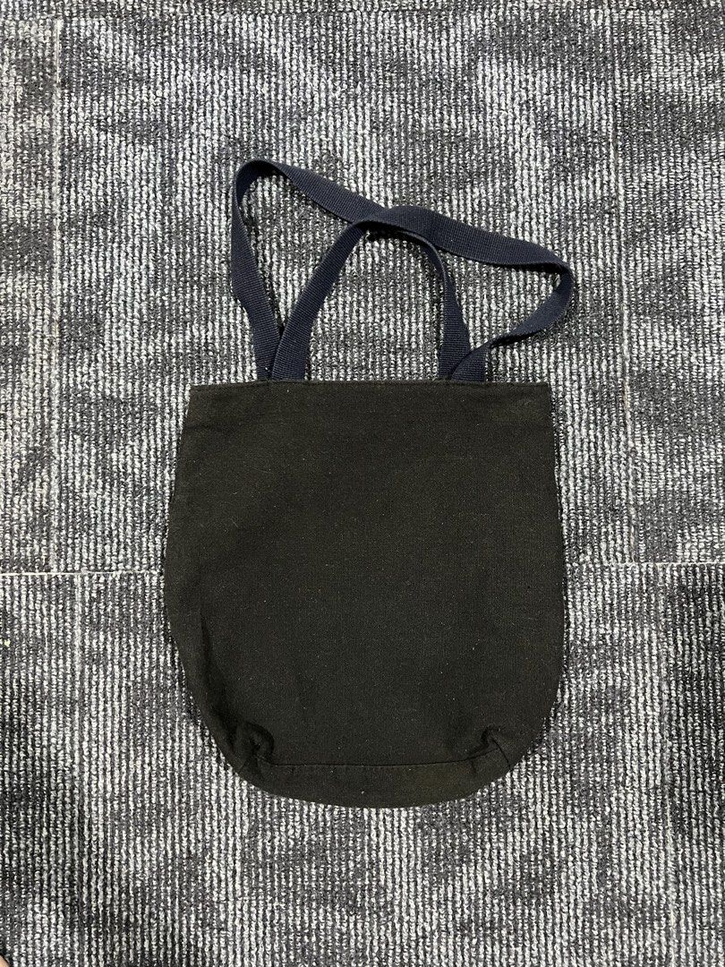 YSL TOTE BAG (Category: Tote Bags) located in Bacoor. Submitted by basicthrift (Listing ID 1460178108, Image 3). Description: In good condition Details posted.