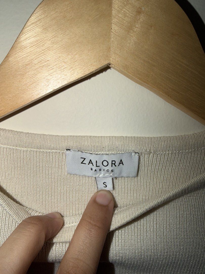 Zalora scalloped sleeves top (Category: Others Tops) located in Makati City. Submitted by andzr. (Listing ID 1460166898, Image 2). Description: .